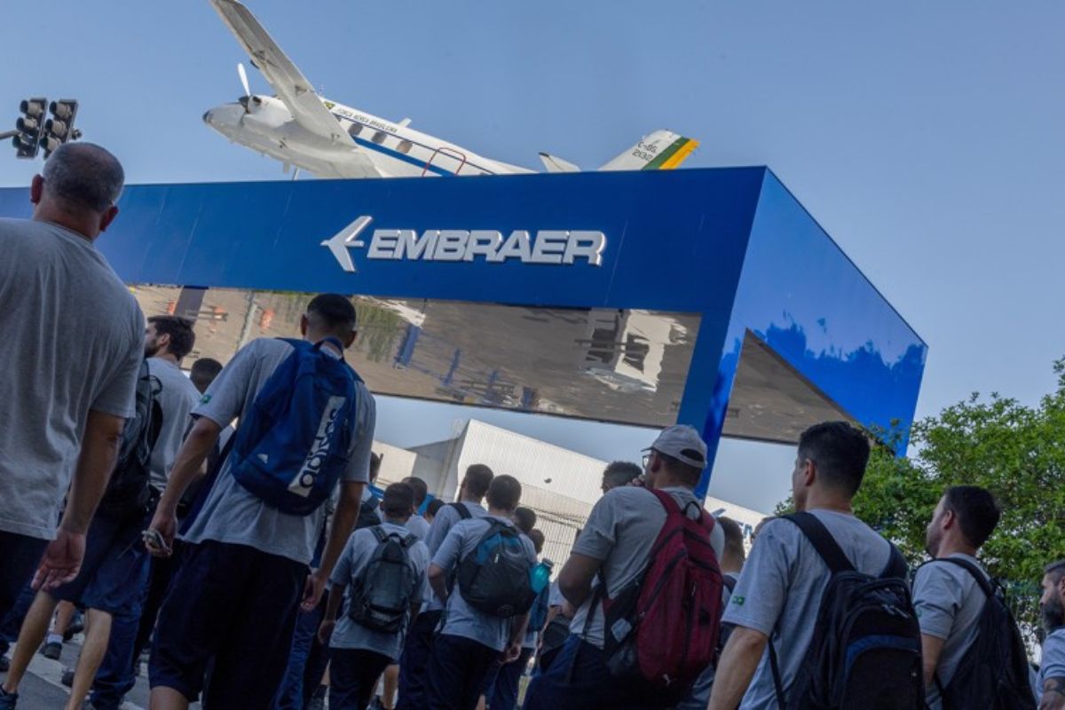 Sindicato dos Metalúrgicos processa Embraer após decisão unilateral de voltar ao trabalho presencial em janeiro de 2026