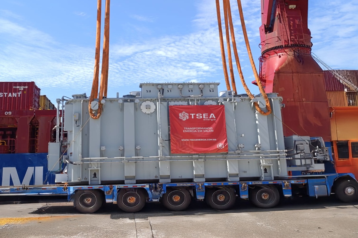 Transformador da TSEA Energia sendo transportado por carreta em operação portuária