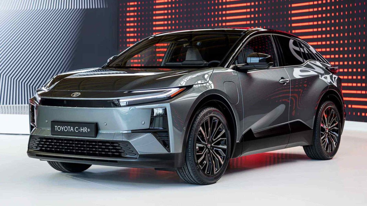 Toyota C-HR+ elétrico estreia em 2026 com até 340 cv, autonomia de 525 km e recarga rápida para disputar espaço com o Volvo EX30 no segmento dos compactos premium