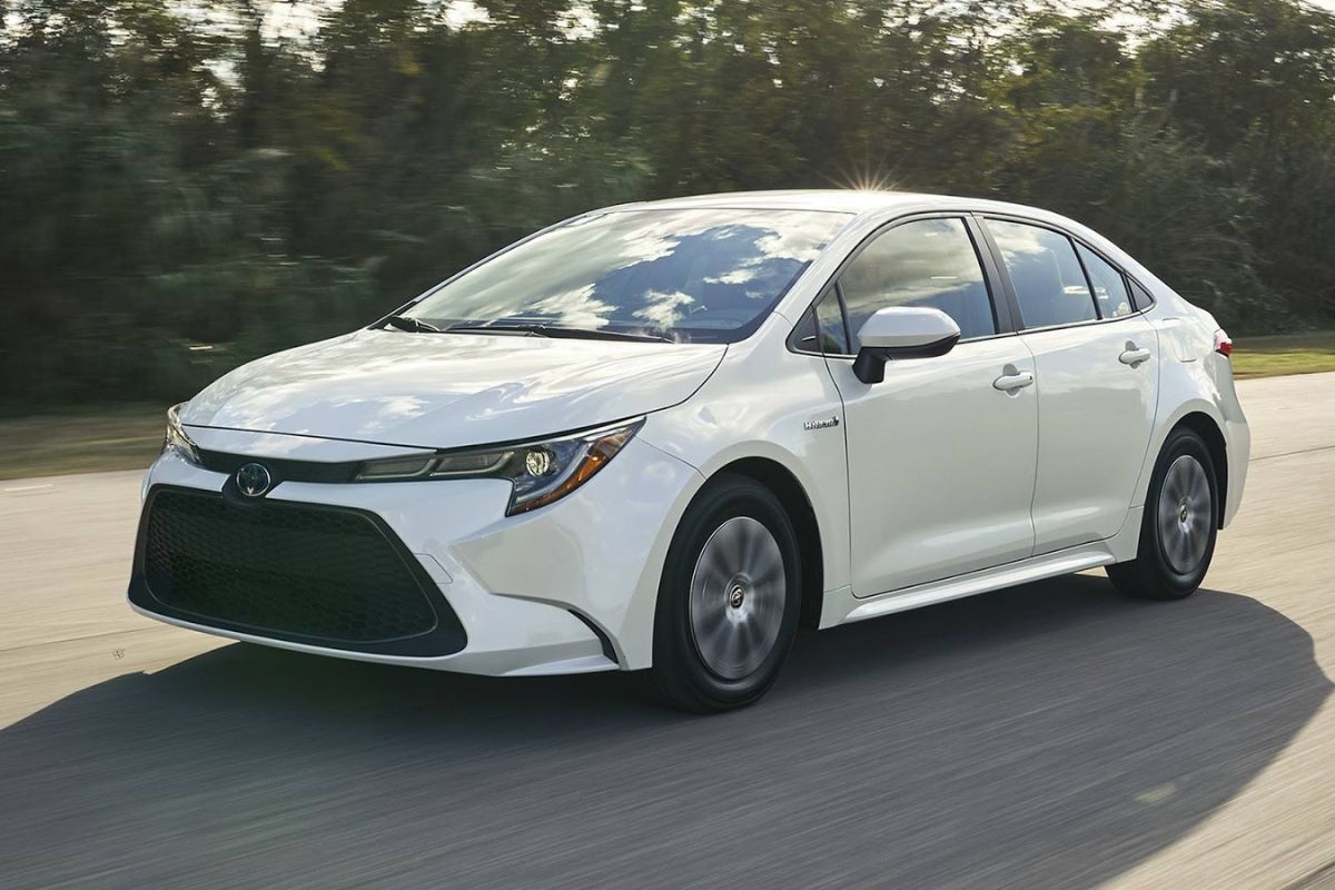 Problemas no Toyota Corolla expõem vulnerabilidade da injeção direta no Brasil, montadora recomenda gasolina enquanto consumidores pagam caro por um carro vendido como flex