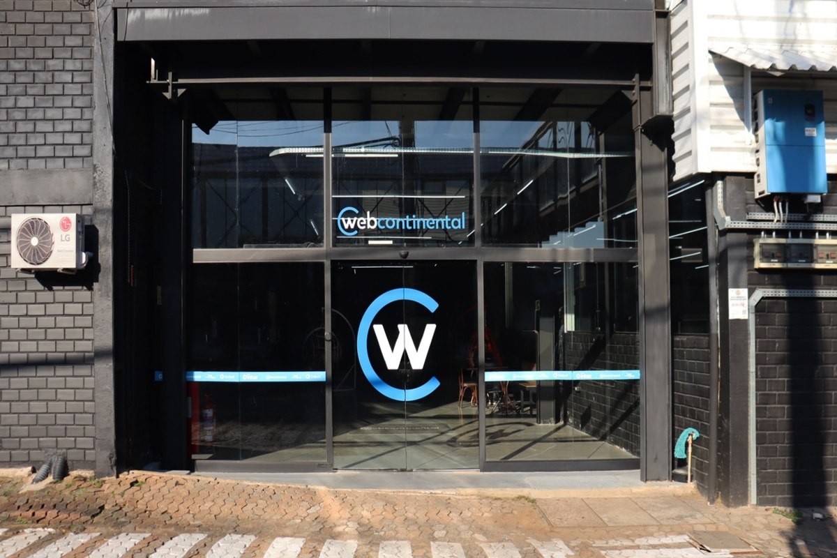 Fachada envidraçada da loja Webcontinental com logo em destaque na entrada principal