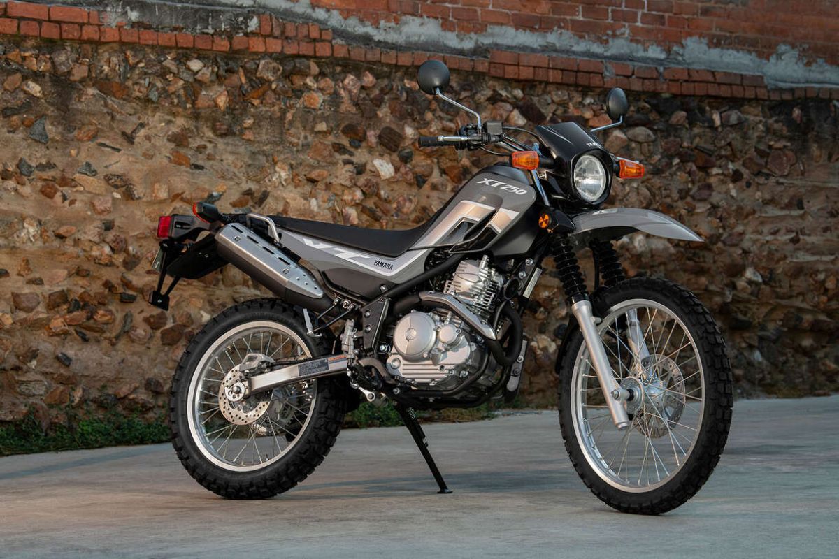 Yamaha XT250 pesa apenas 132 kg, traz freios a disco nas duas rodas e promete desempenho equilibrado no asfalto e trilhas