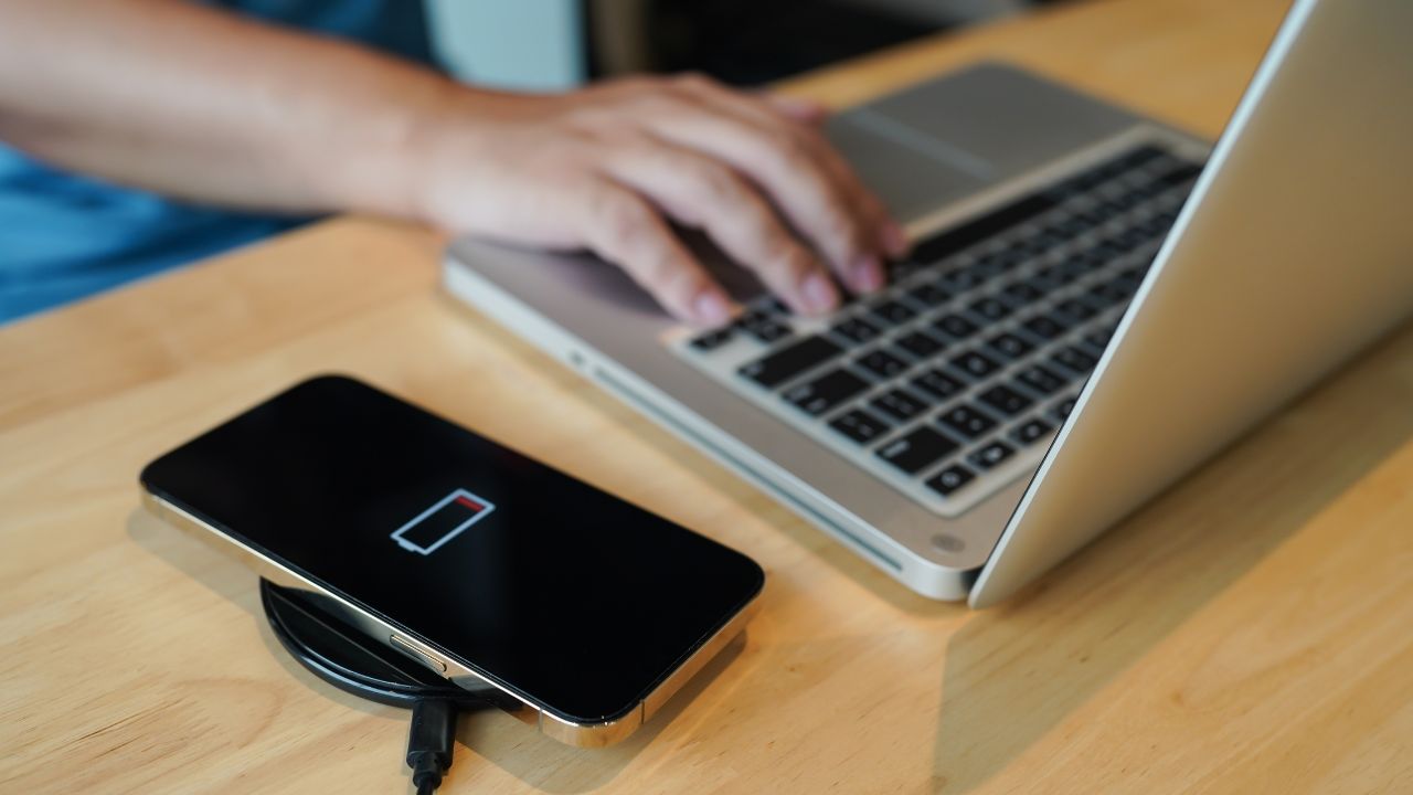 Descubra por que a bateria do celular descarrega rápido, quais hábitos prejudicam a saúde da bateria e como aumentar a autonomia do aparelho.