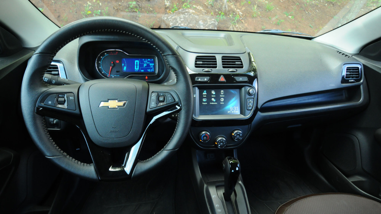 Com espaço interno de sedan médio e porta-malas gigante, o Chevrolet Cobalt se destaca no mercado de carros usados pela robustez mecânica e preço acessível, muitas vezes abaixo de modelos compactos zero quilômetro. Fonte: Vrum