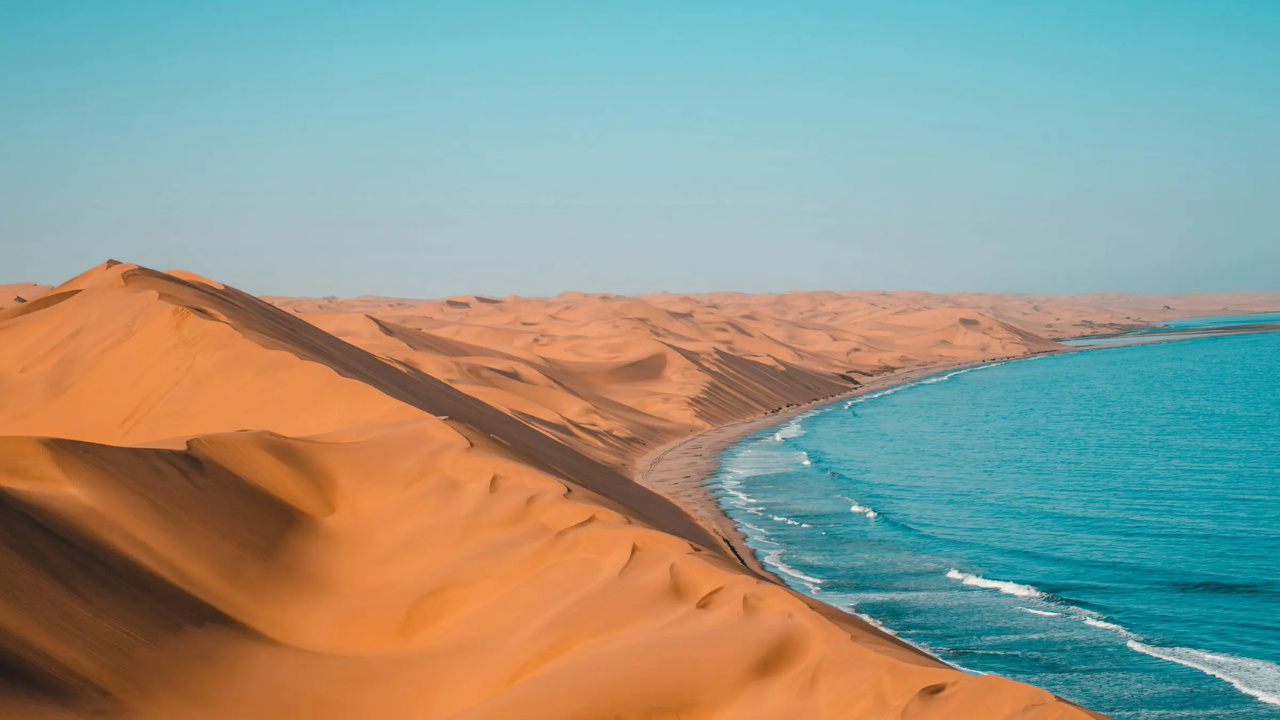 Descubra a história, as características únicas e os desafios ambientais do Deserto do Namibe, um dos mais antigos do planeta, conhecido como Mar de Areia, onde o deserto encontra o mar. Fonte: Unsplash