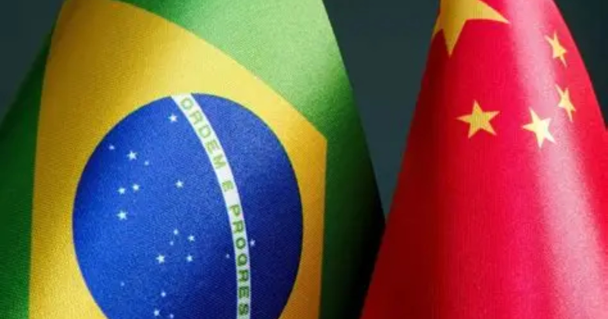 Brasil desafia o dólar nos Brics, Lula provoca reação dos EUA e risco de retaliações pode custar até R$ 30 bi ao PIB brasileiro.