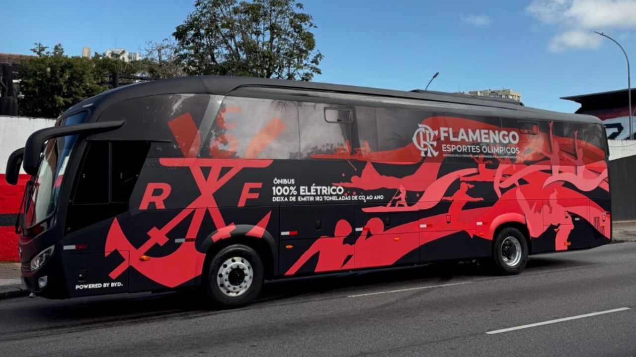 O Flamengo é o primeiro clube do Brasil a usar ônibus elétrico da BYD para transporte de atletas. Iniciativa sustentável inclui recarga no Maracanãzinho e apoio a diversas modalidades.