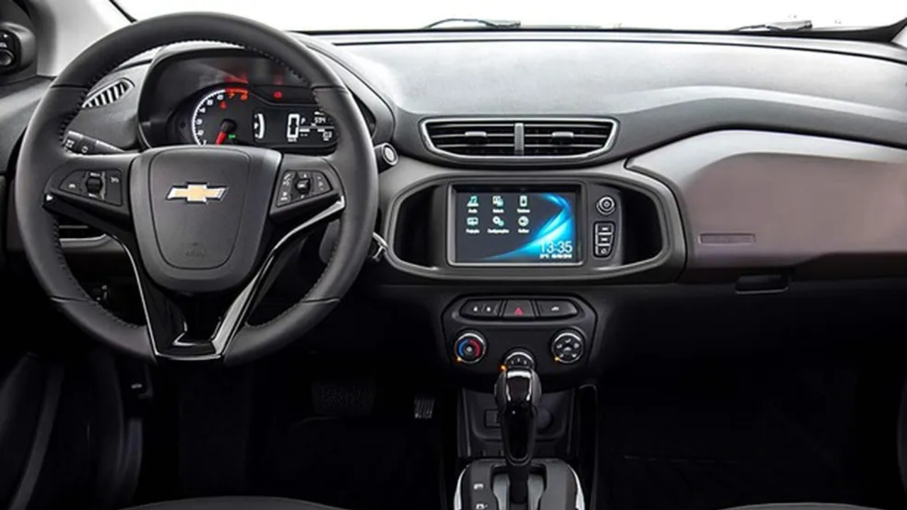 Descubra três opções de carros usados Chevrolet que valem a pena em 2025. Modelos variam de R$ 40 mil a R$ 100 mil, com bom espaço interno, porta-malas amplo e consumo eficiente. Fonte: Autoesporte