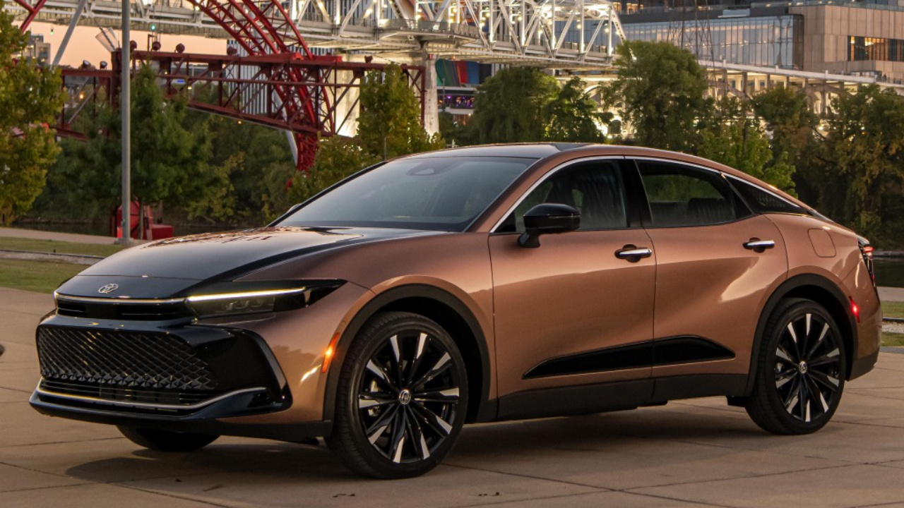 A Toyota apresentou na Argentina o Crown, um sedã de luxo híbrido que combina alto desempenho, conforto e tecnologias avançadas por mais de R$ 500 mil. Confira todos os detalhes do modelo. Fonte: ToyotaUSA