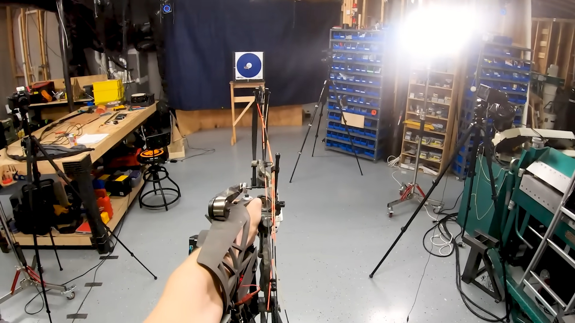 Engenheiro cria arco e flecha autoguiado que nunca erra o alvo — invenção caseira já é considerada uma revolução na história da arquearia moderna 