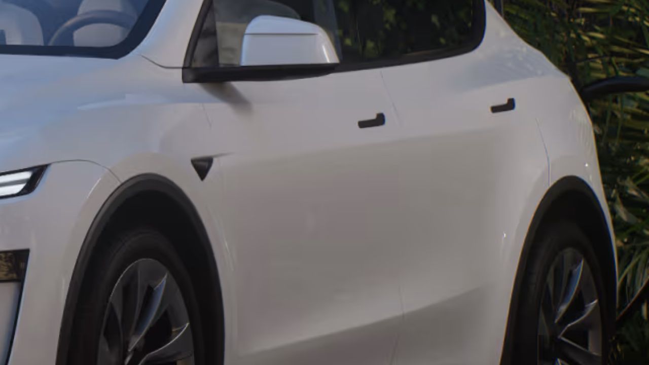 A Tesla é investigada por portas que não abrem por fora, enquanto a NHTSA monitora casos de pessoas presas que não conseguem sair após acidentes