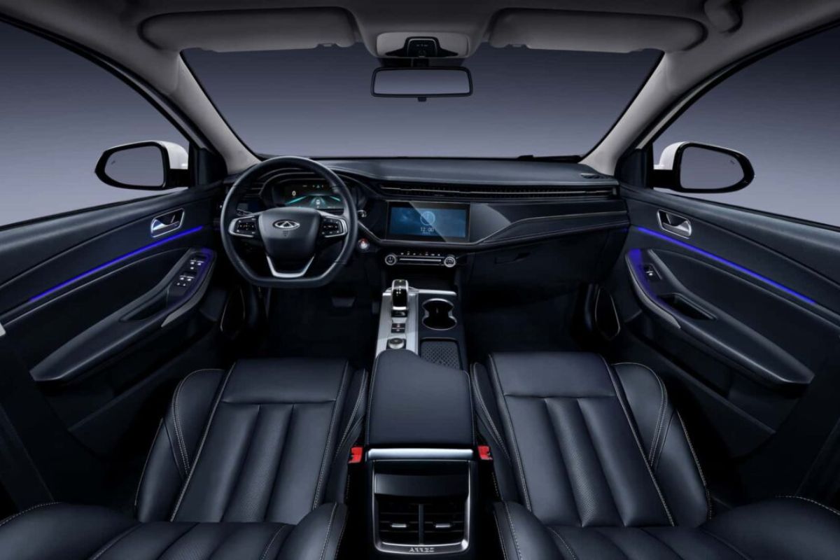 Sedã da Caoa Chery aposta em pacote de tecnologia de modelos mais caros, mas mantém limitações no porta-malas e suspensão traseira.