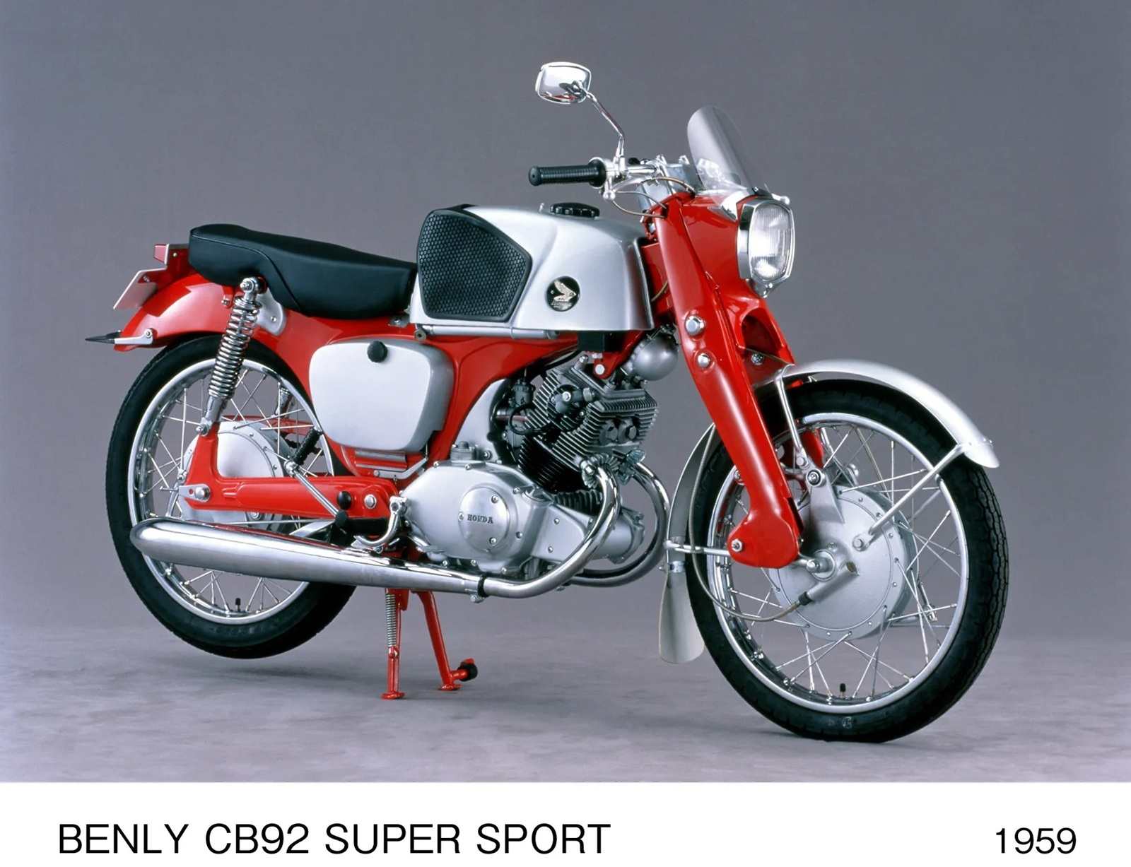 Descubra a origem das siglas CB, CBR e CR da Honda, seus significados incertos e como marcaram motos esportivas, urbanas e off-road.