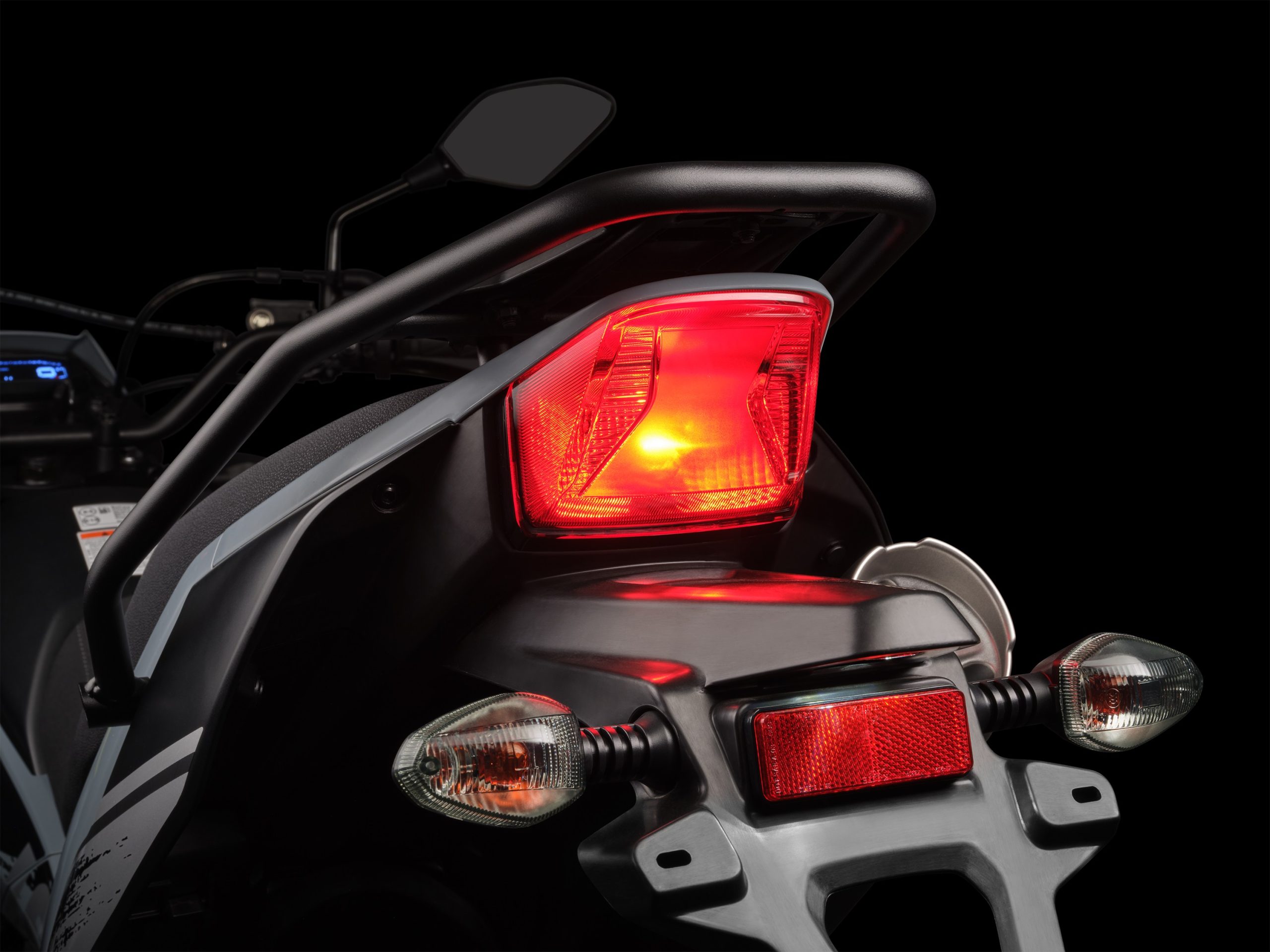 CFMoto CFLite 230 Dual chega com motor 230 cc, design moderno e equipamentos superiores à Honda XR 150, custando bem menos; conheça a nova trail