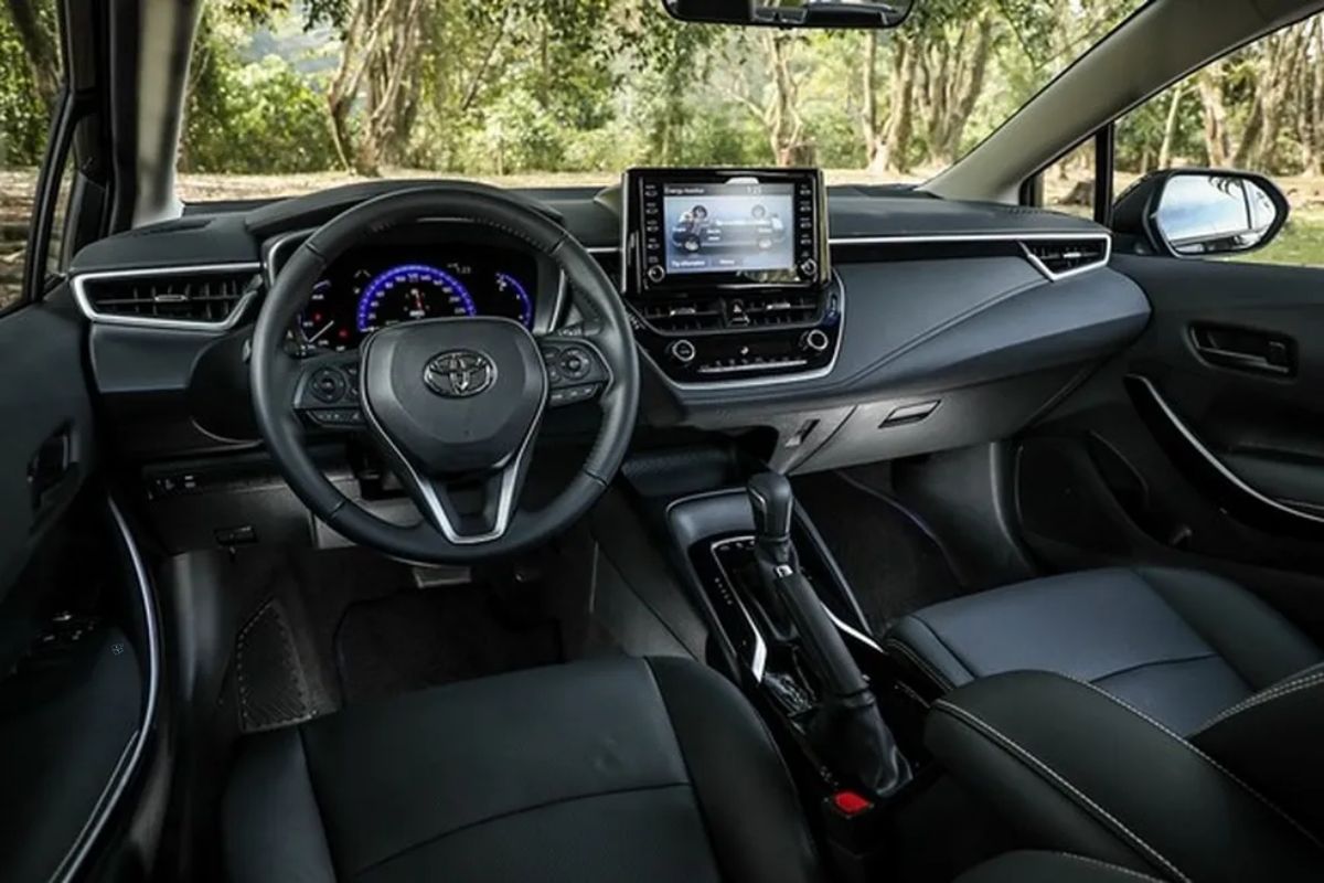 Carros que desafiam os postos de gasolina chegam a mais de 20 km/l em 2025 e atraem motoristas brasileiros em busca de economia e tecnologia