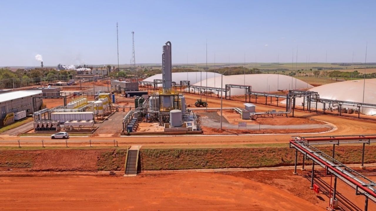 Instalação industrial de biogás com estruturas de digestão anaeróbica em área rural de São Paulo, operada pela Cocal.