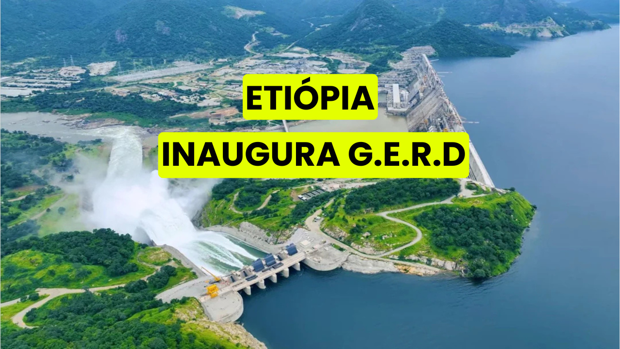 Imagem aérea da Grande Barragem da Renascença da Etiópia (GERD), com água fluindo pelos canais de descarga, cercada por montanhas verdes e infraestrutura de construção.