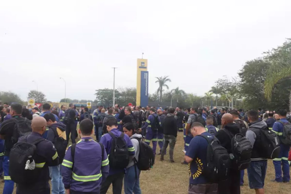 A greve na Gerdau em Pindamonhangaba protesta contra o fechamento da linha de cilindros. O Sindicato dos Metalúrgicos denuncia risco de 400 demissões diante da pressão do aço importado sobre a indústria nacional.