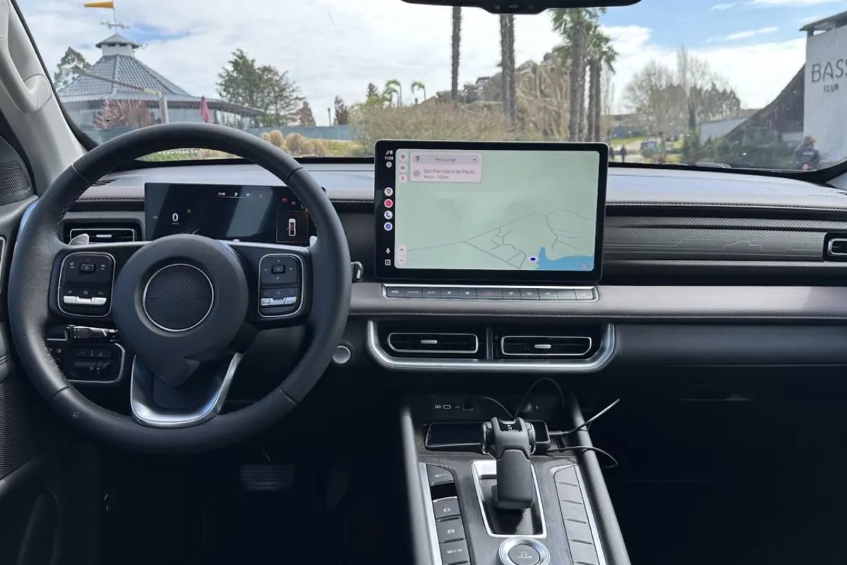 A GWM POER P30 estreia no Brasil por R$ 220 mil, mas especialistas como Fernando Dupas alertam que a picape pode repetir o fracasso da Fiat Titano no segmento de picapes médias, por limitações de motor e rede de concessionárias.