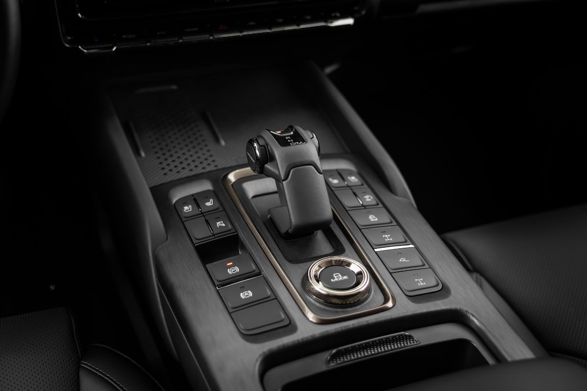 O Haval H9 chega puro diesel, com chassi, bloqueio dianteiro e traseiro e câmera 360° — pacote “off-road + luxo” raro no Brasil.