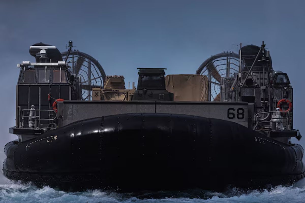 Hovercrafts LCAC dos EUA levam blindados e 3.300 fuzileiros à costa em menos de 1 hora