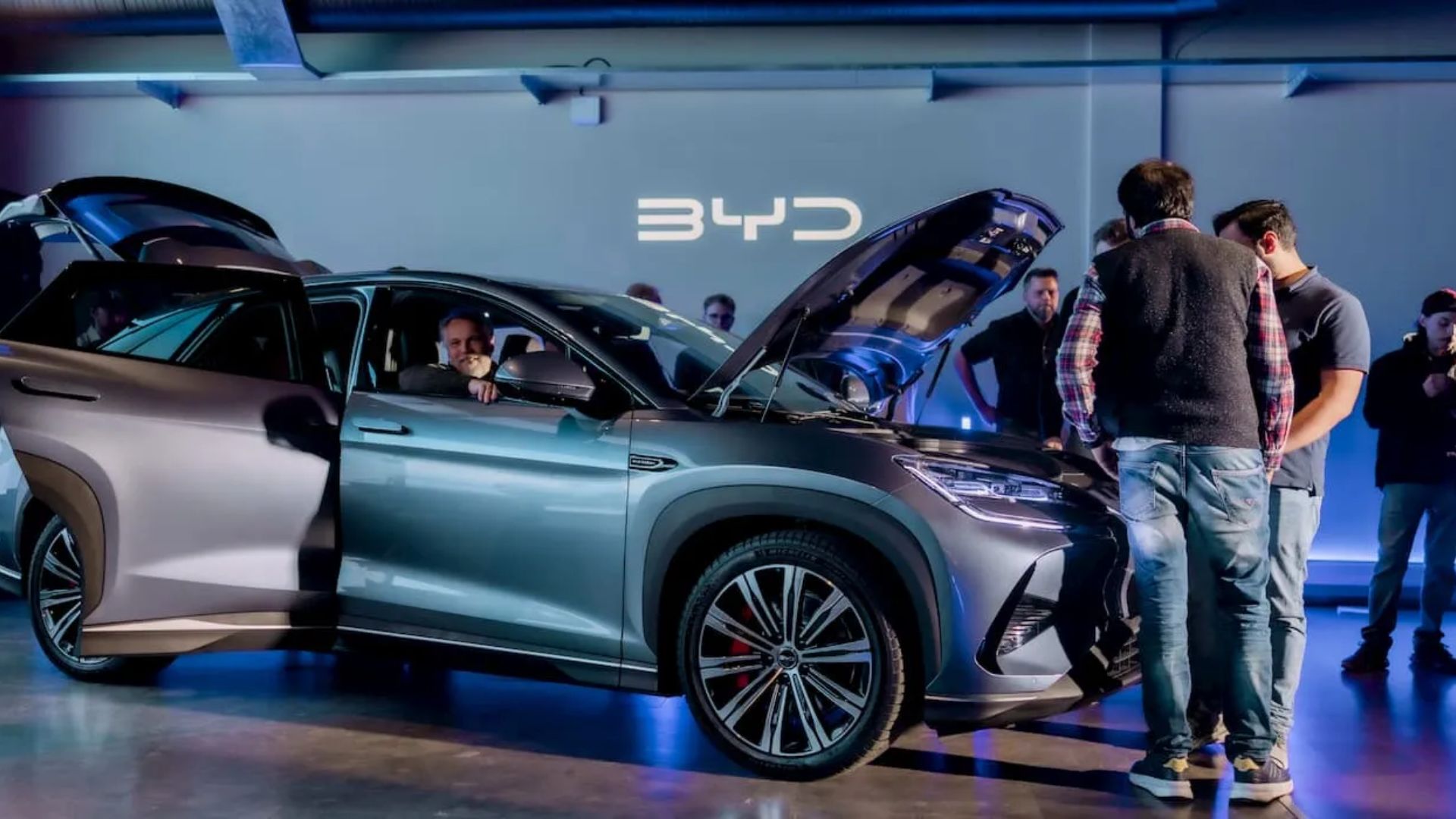 China lidera os carros elétricos acessíveis enquanto montadoras europeias recuam para SUVs e sedãs de luxo. O mercado vive virada histórica.