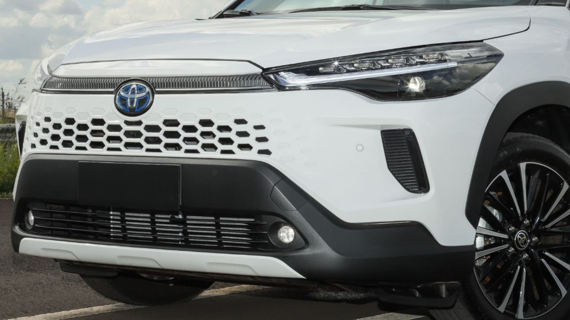 Toyota prepara picape derivada do Corolla Cross com até 223 cv, motor flex e híbrido plug-in. Produção no Brasil prevista para 2026.