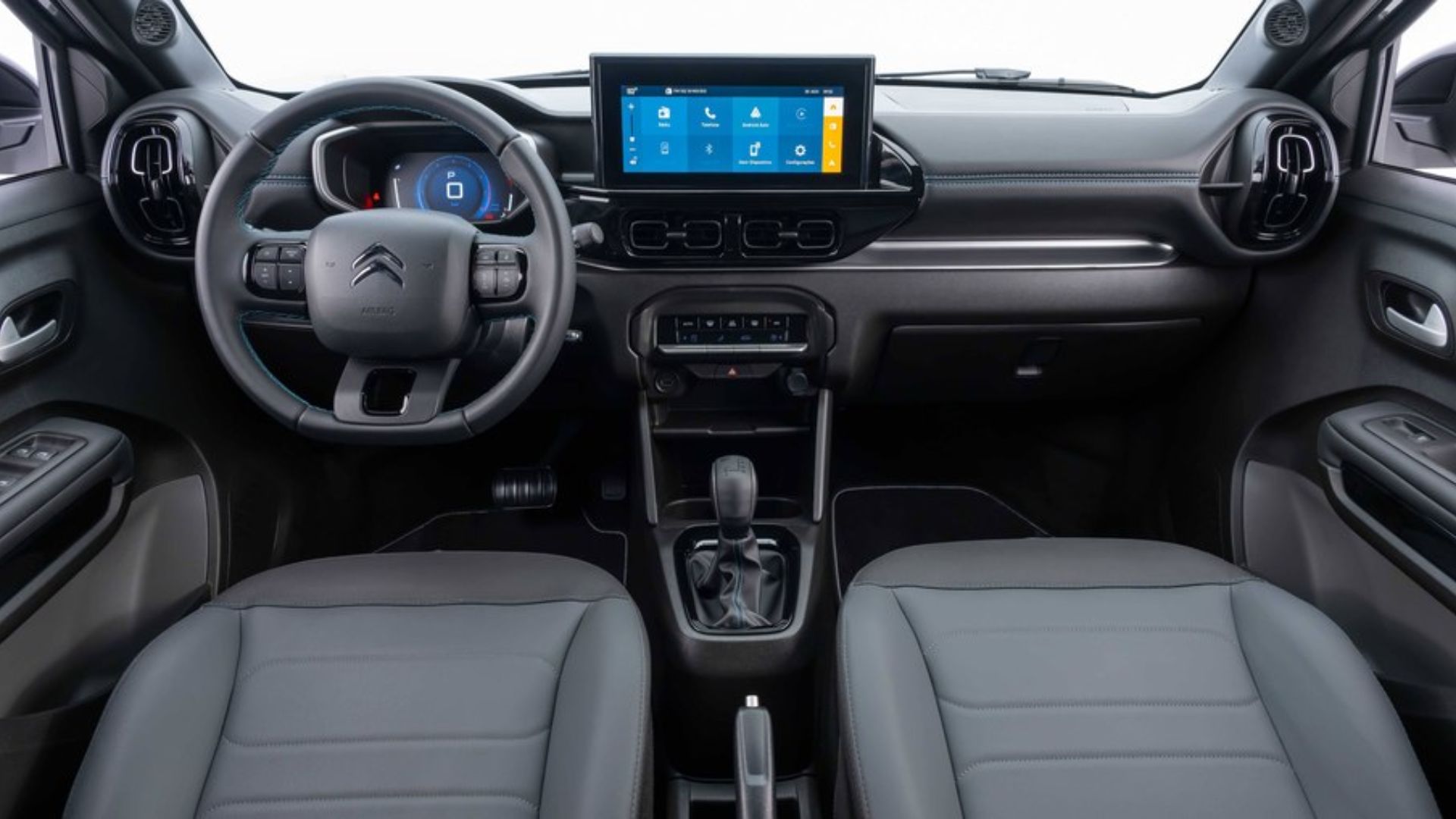 Honda Civic 2026 chega ao Brasil com motor híbrido 2.0, Google integrado, autonomia de até 1.000 km e preço mantido em R$ 265.900.