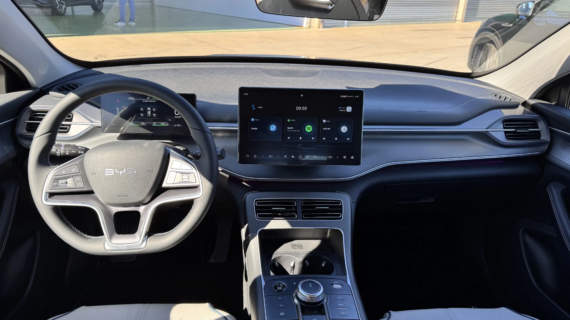 BYD King 2026 chega ao Brasil com até 44,2 km/l, autonomia de 1.200 km e preços a partir de R$ 169.990 para rivalizar com o Corolla.