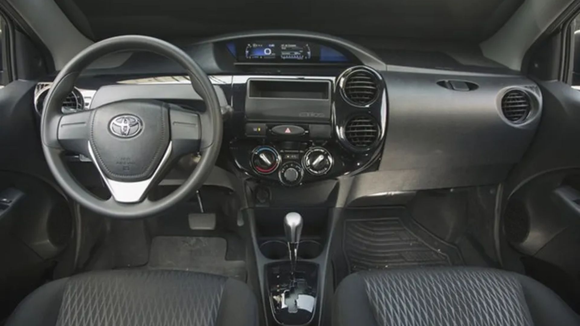 Toyota Etios 1.3 usado entrega até 14,2 km/l, 98 cv e preço a partir de R$ 39,7 mil. Veja detalhes de consumo, versões e manutenção.