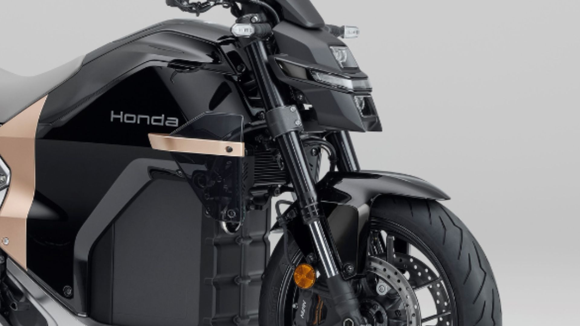 Honda lança a WN7, sua primeira moto elétrica com 130 km de autonomia, recarga em 30 minutos e desempenho de até 1000 cm³.