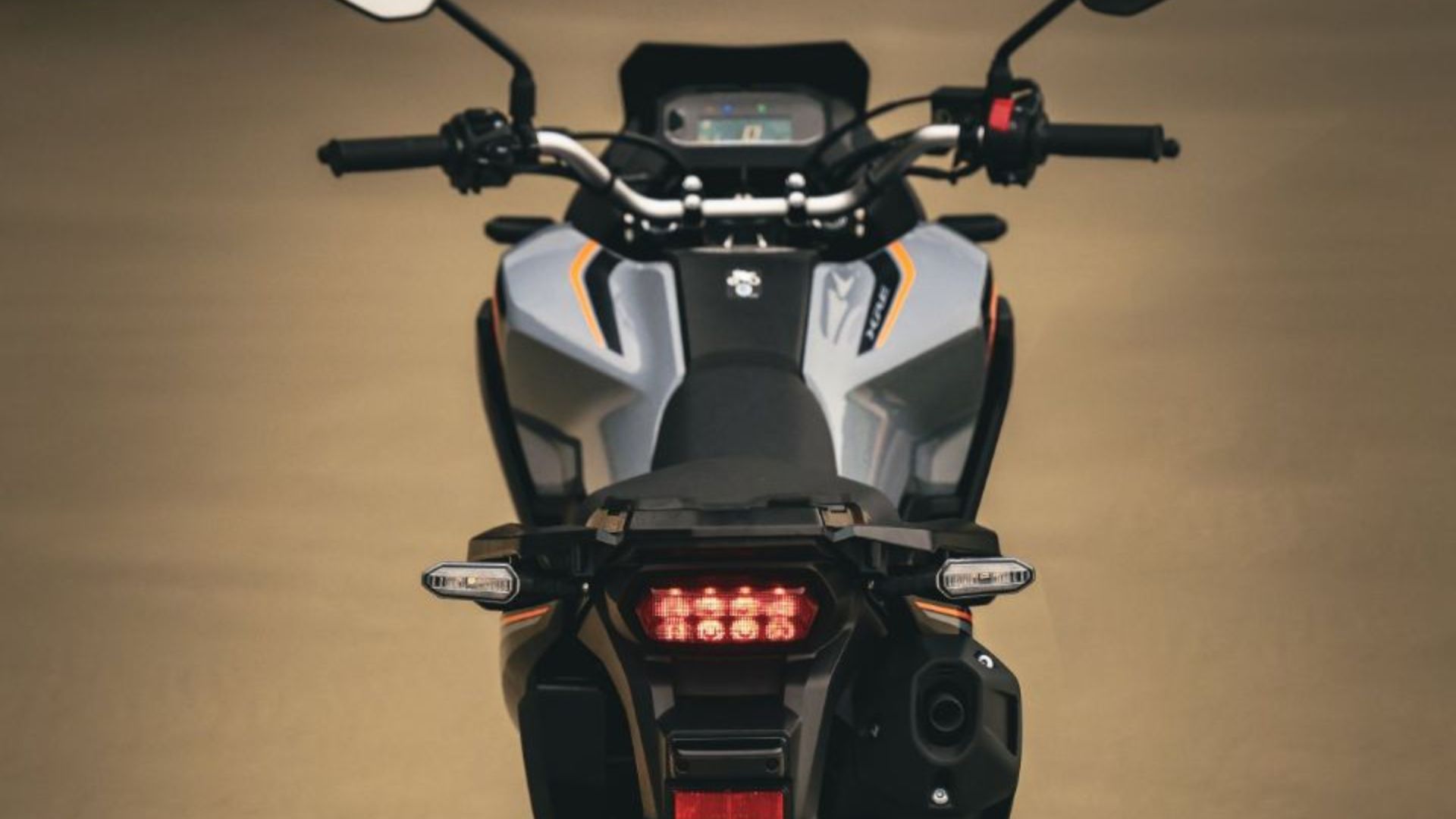 Honda XRE 190 2026 chega ao Brasil com motor flex de 16 cv, ABS dianteiro, painel digital blackout e nova cor cinza metálico.