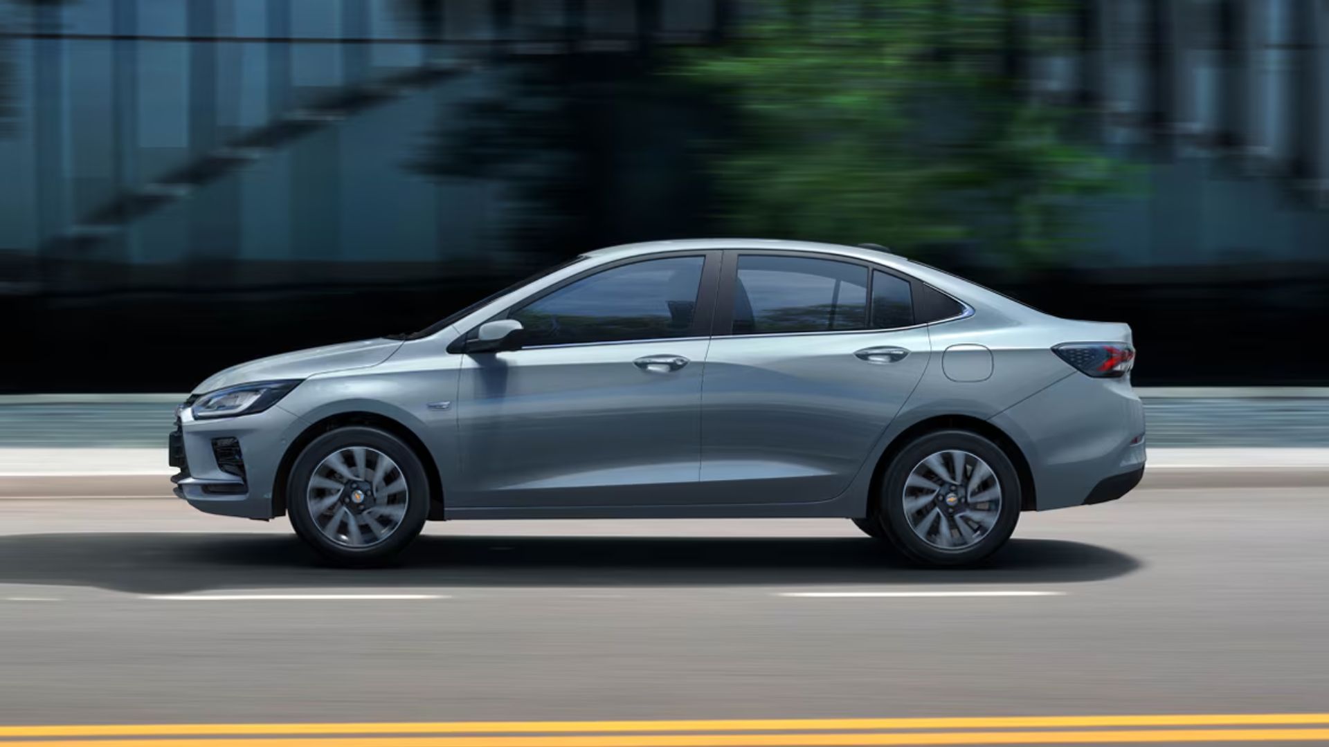 Chevrolet Onix Plus 2026 ganha faróis full-LED, central de 11" e faz 18,5 km/l, mas ainda carece de recursos modernos de segurança.
