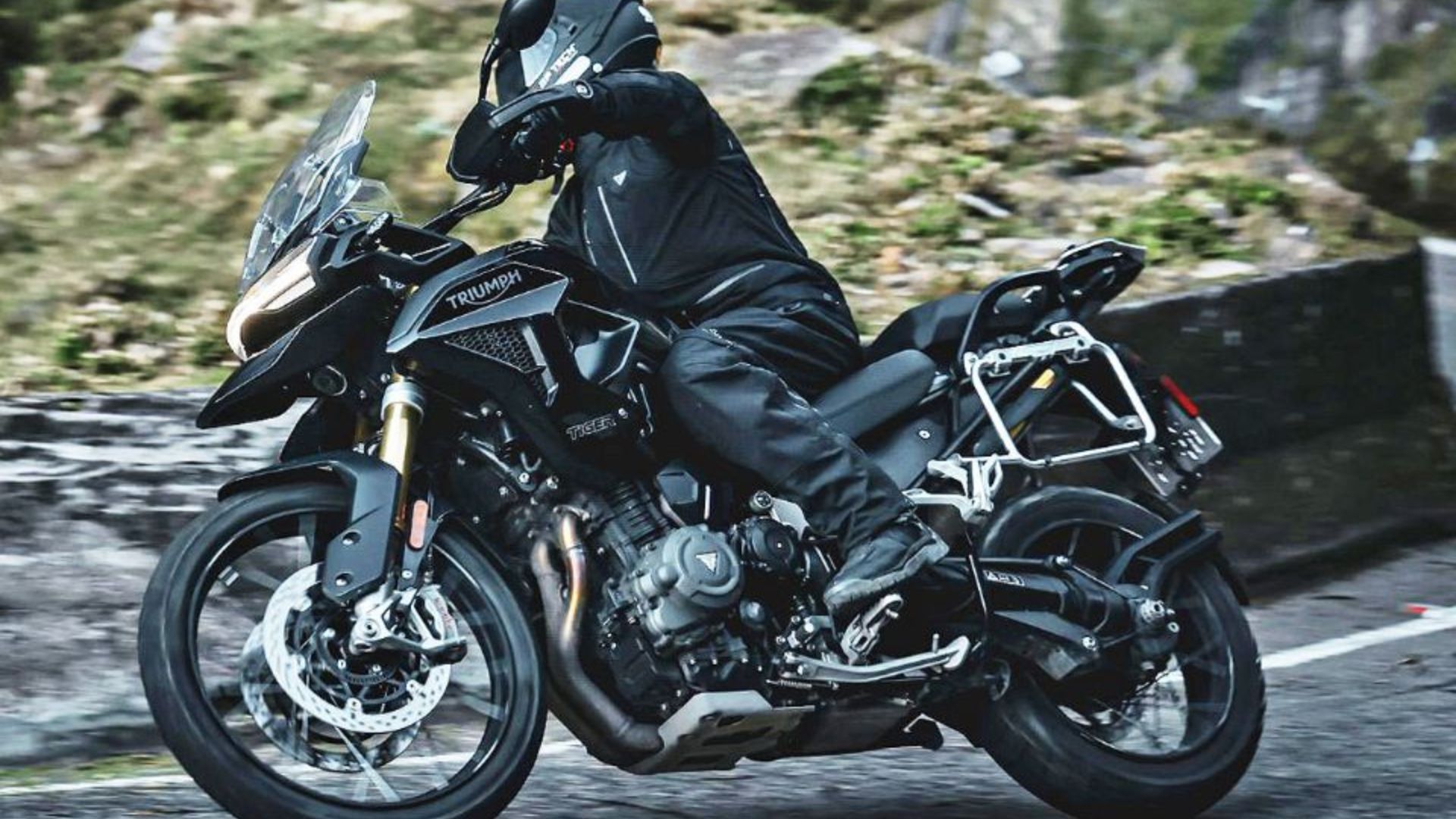 Triumph lança campanha com entrada de R$ 9.657, revisões por R$ 100 e ofertas em motos como Street Triple, Daytona e Tiger.