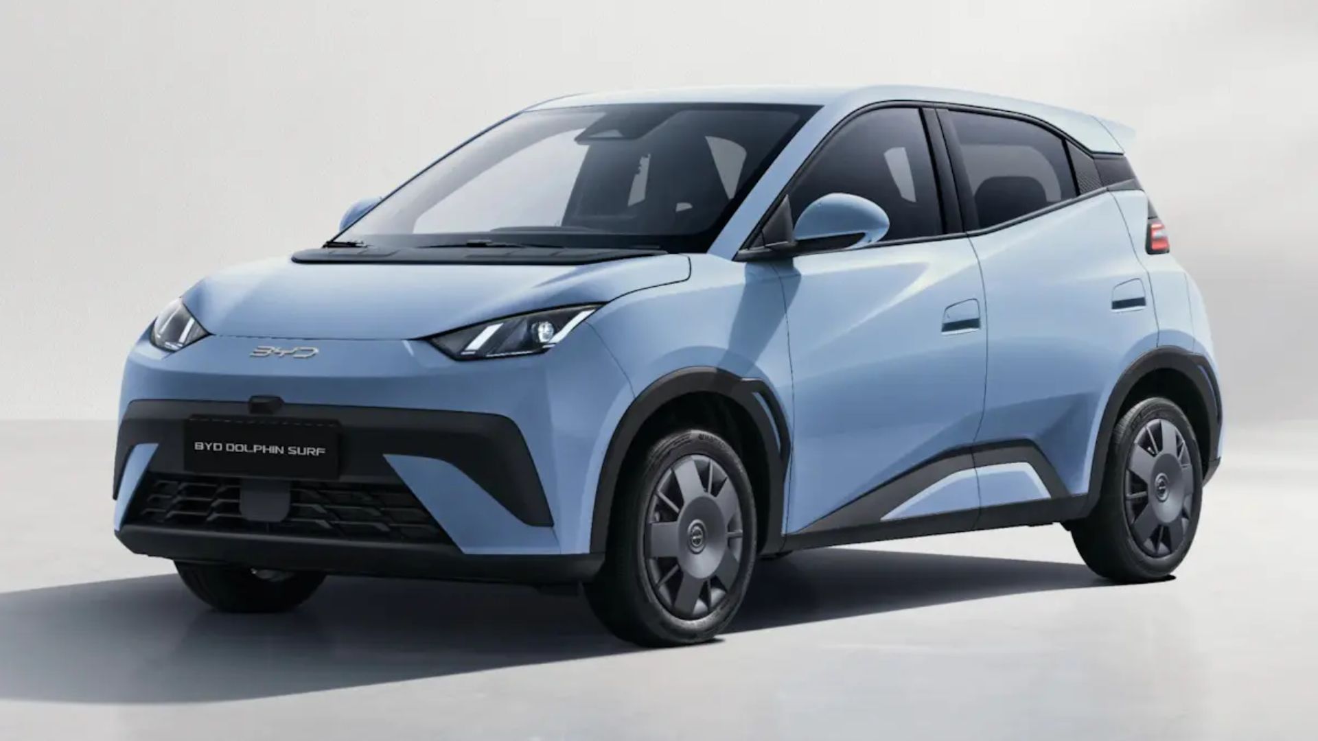 BYD Dolphin Mini custa R$ 63 mil na China com 305 km de autonomia, enquanto no Brasil sai por R$ 115 mil com 280 km.