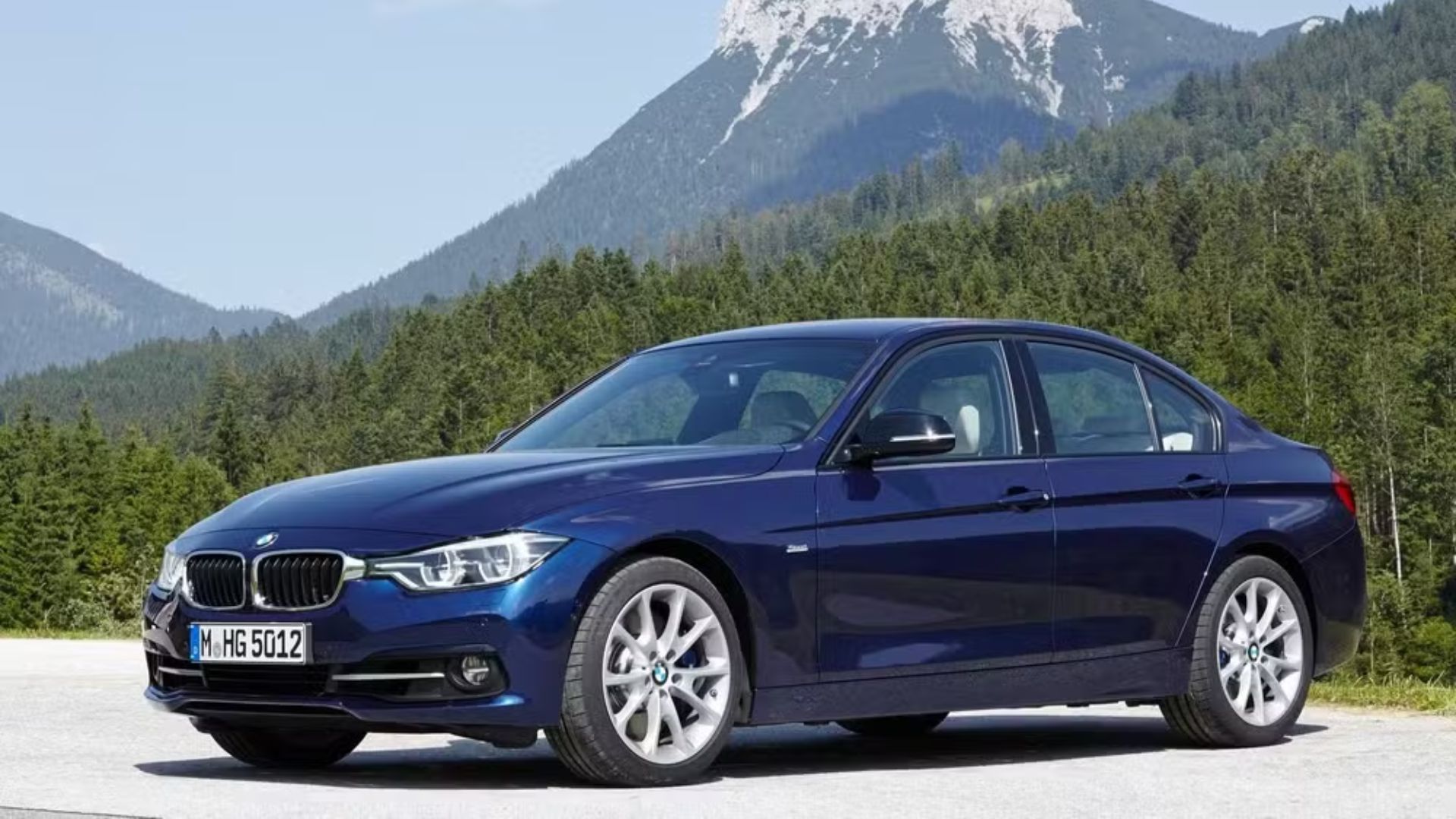 Descubra 5 carros usados com tração traseira, de sedãs de luxo a V8 esportivos, que oferecem conforto, motores turbo e estilo.