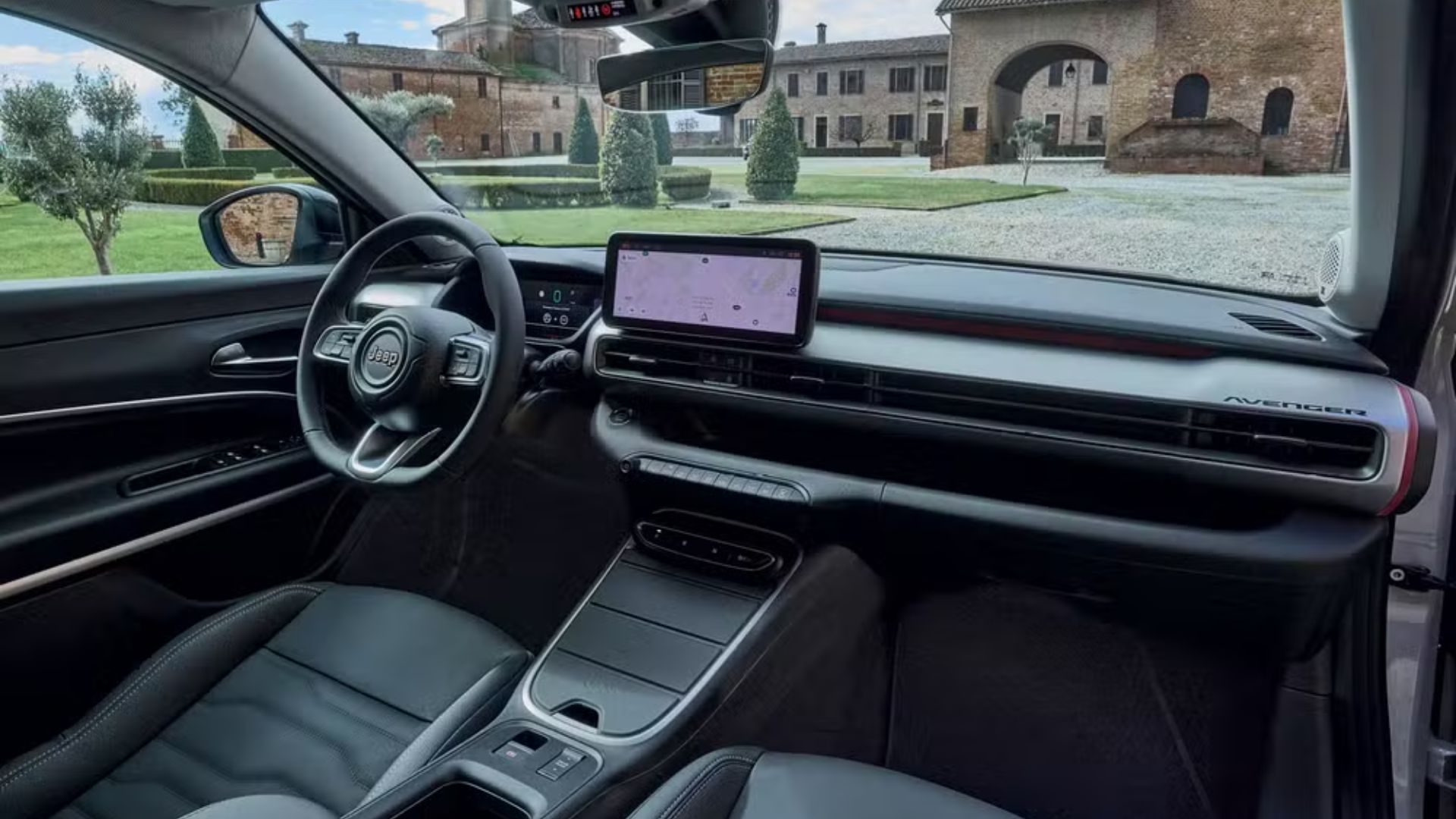 Jeep Avenger será produzido em Porto Real (RJ) a partir de 2026 com motor 1.0 turbo, versão híbrida e possível tração 4x4.