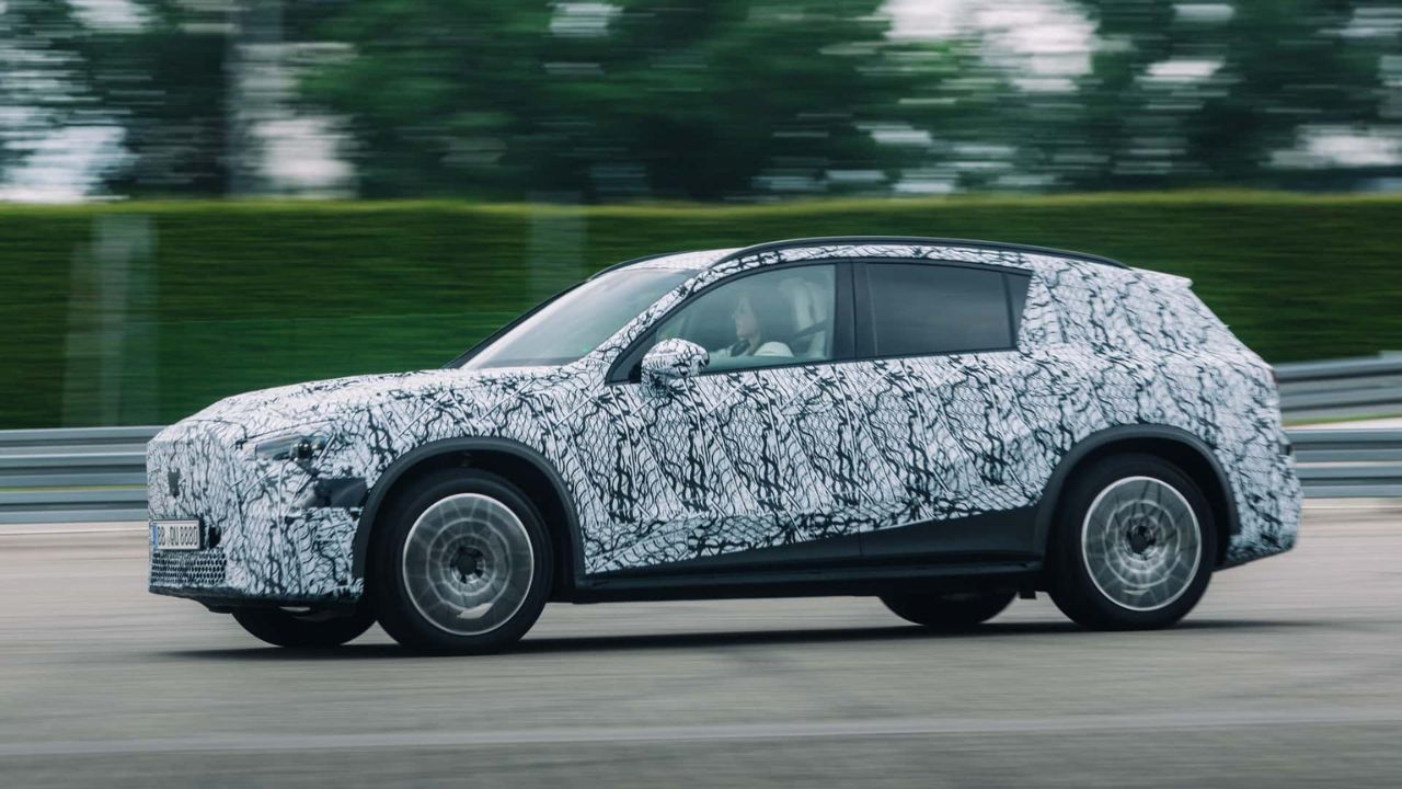 Mercedes-Benz GLC EQ 2026 estreia no Salão de Munique como SUV premium totalmente elétrico, com design futurista e interior digital.