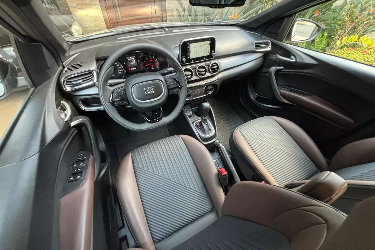 Mesmo com facelift e novidades de 2026, o Fiat Cronos Precision 2026 mantém limitações: só 4 airbags, tela pequena e ausência de recursos como câmera 360° e ajuste de profundidade do volante.