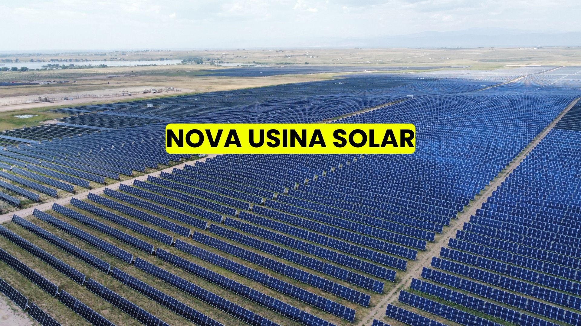 Vista aérea de uma nova usina solar com centenas de painéis fotovoltaicos alinhados em um terreno plano, sob céu parcialmente nublado, representando investimento em energia limpa no Colorado