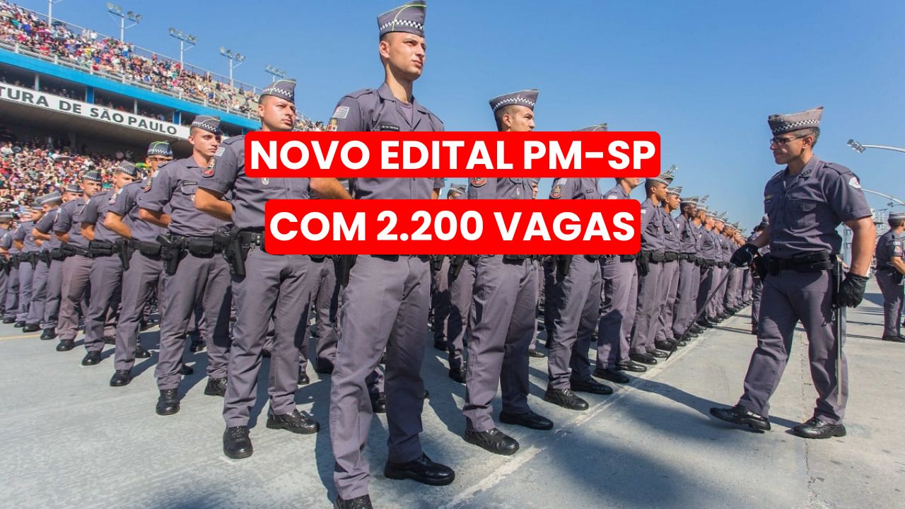 Policiais militares de São Paulo em formação durante um evento.