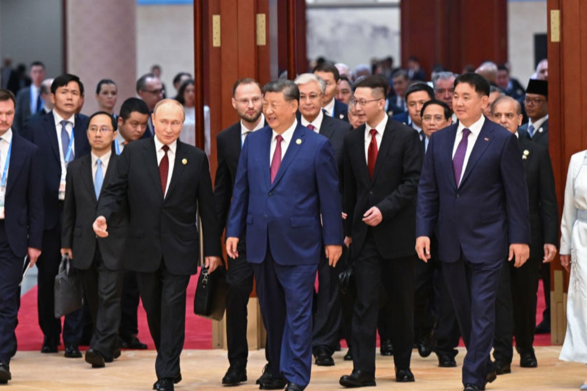 Na OCS, Xi Jinping defende cooperação em inteligência artificial, rejeita “mentalidade de Guerra Fria” e reforça papel da China como articuladora global.