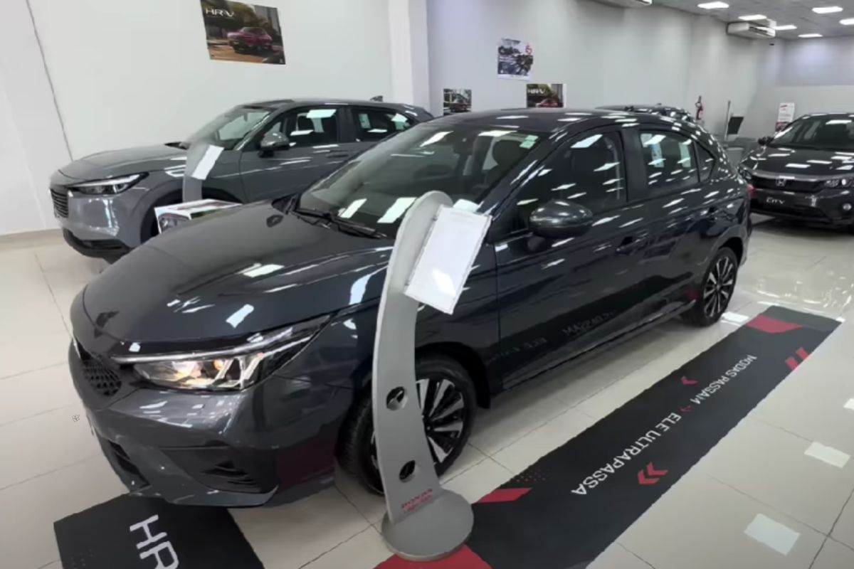 Honda City Hatch EXL 2026 chega por R$ 143.500 com motor 1.5 aspirado, pacote Honda Sensing e espaço interno amplo, mas fica devendo faróis full LED e câmera 360°.