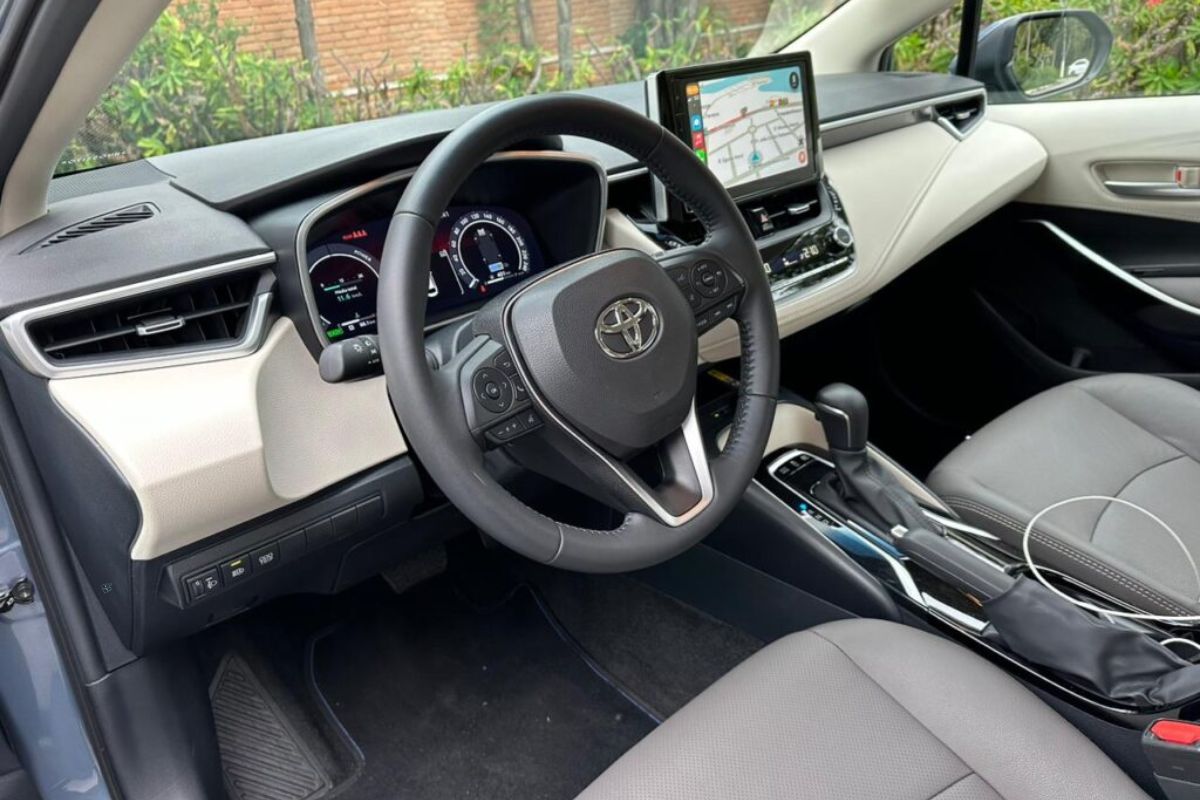 O novo Toyota Corolla híbrido chega ao Brasil em 2025 com descontos exclusivos para motoristas de aplicativo e pessoas com deficiência (PCD), grupos que podem acumular benefícios fiscais e redução de preço direto na concessionária.