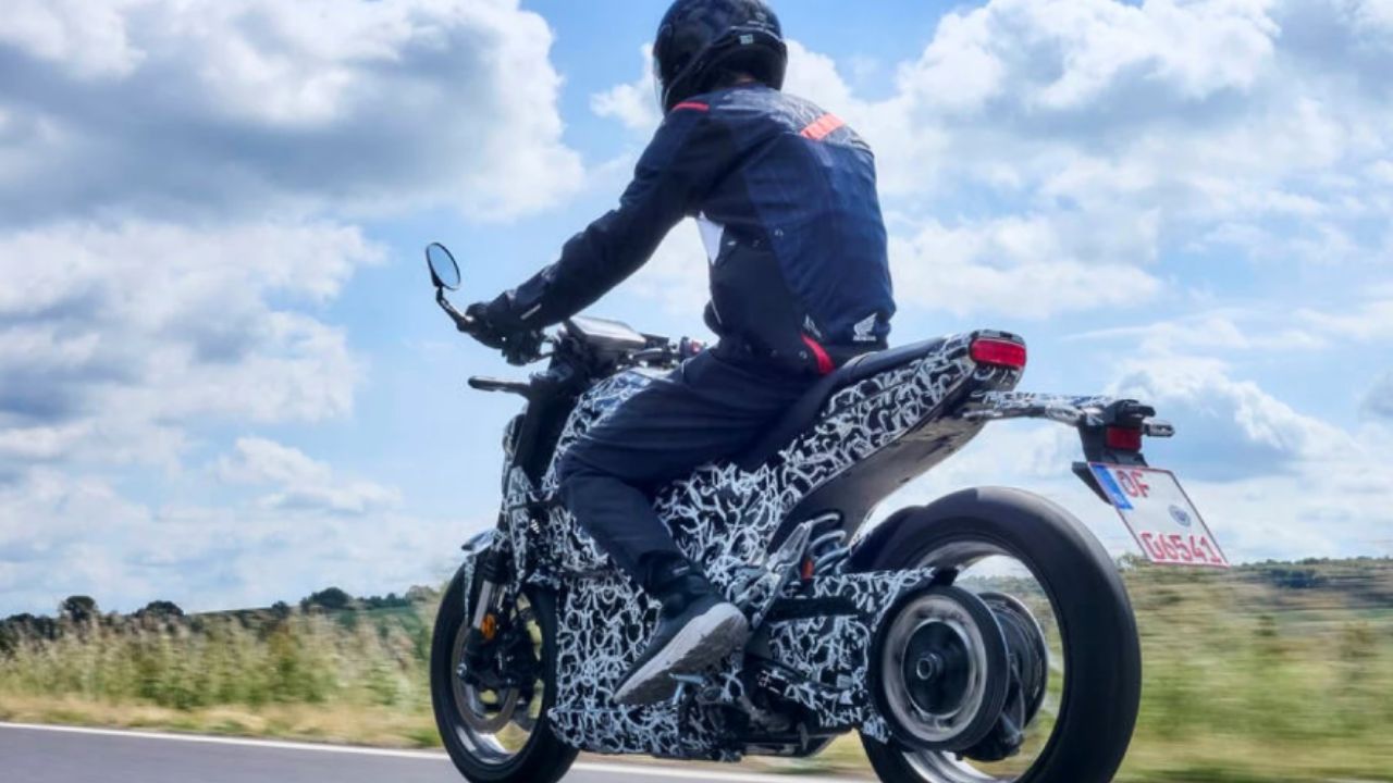 O segredo da Honda revelado: as primeiras imagens da moto elétrica inspirada na Hornet mostram a forte aposta da marca em carregamento rápido