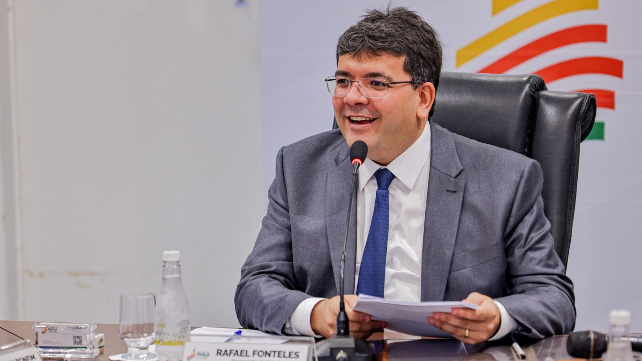 Governador Rafael Fonteles discursa em cerimônia oficial na China, acompanhado por representante local, durante missão internacional para ampliar parcerias e investimentos no Piauí