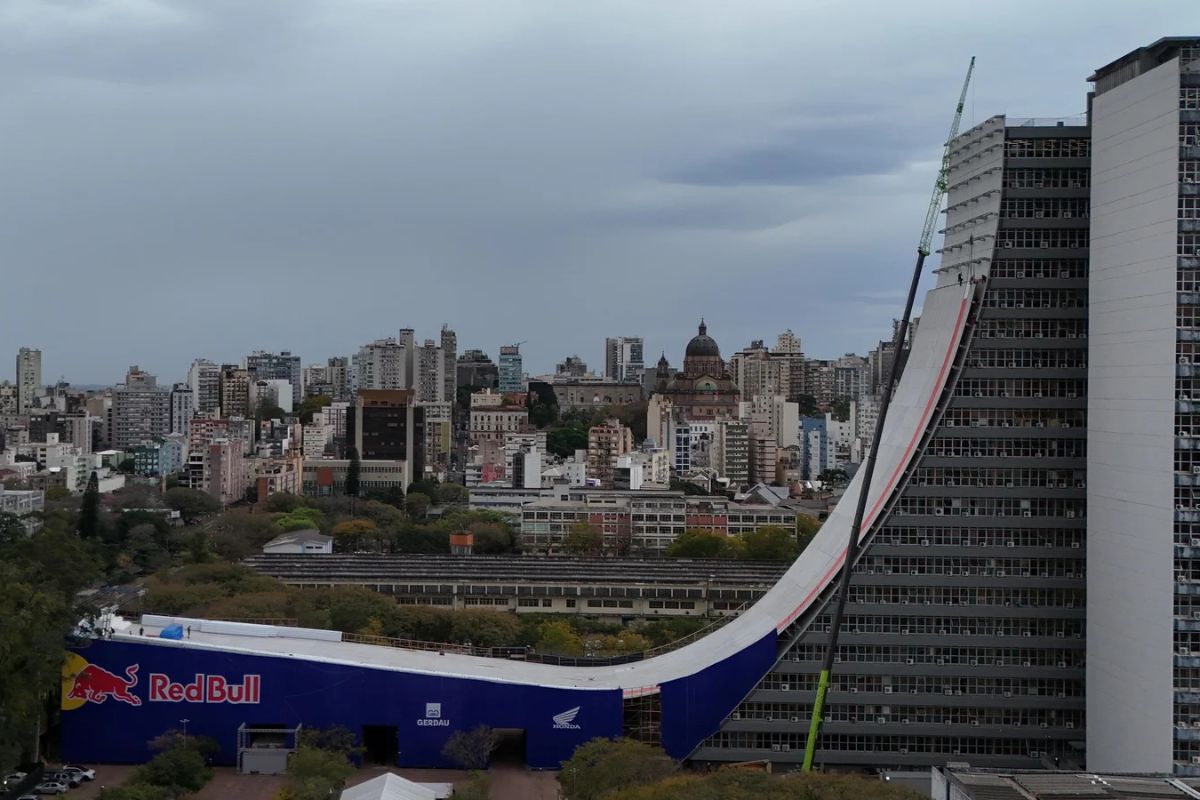 Mega rampa inédita transforma prédio público em palco radical no Brasil