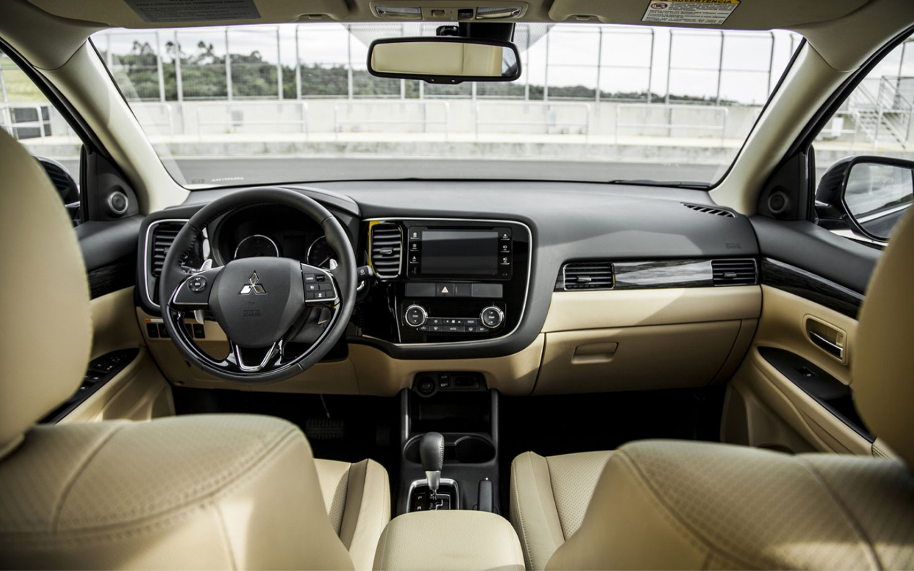 Pelo preço de um VW Tera topo de linha, Outlander diesel 7 lugares entrega porte de Jeep Commander e autonomia de 822 km