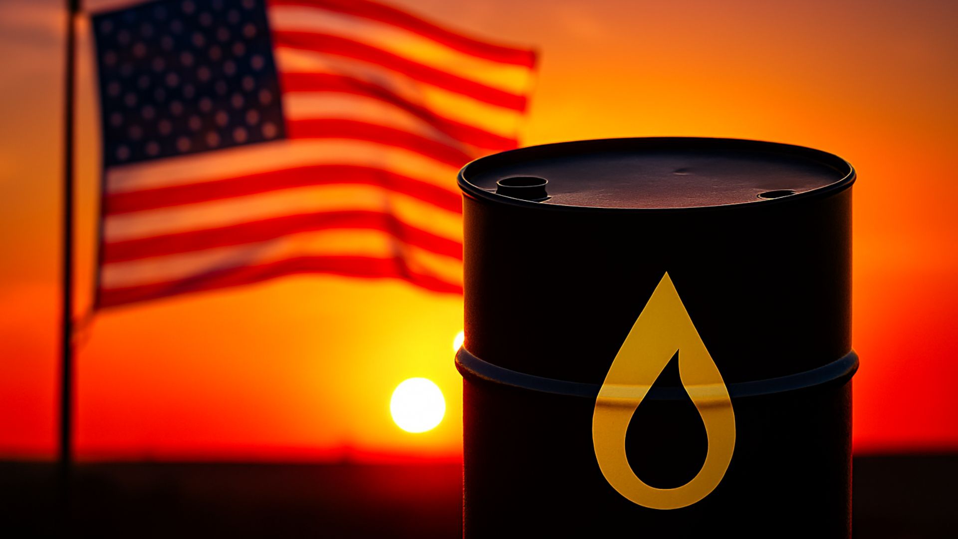 Barril de petróleo preto com símbolo dourado em destaque, ao pôr do sol, com a bandeira dos Estados Unidos ao fundo em um campo aberto