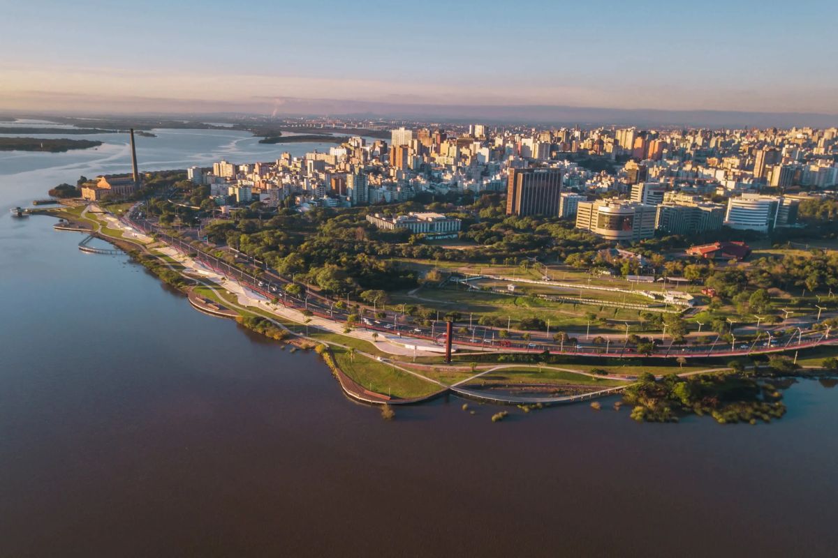Porto Alegre combina alto desenvolvimento humano, tradição cultural e papel estratégico como porta de entrada da Serra Gaúcha